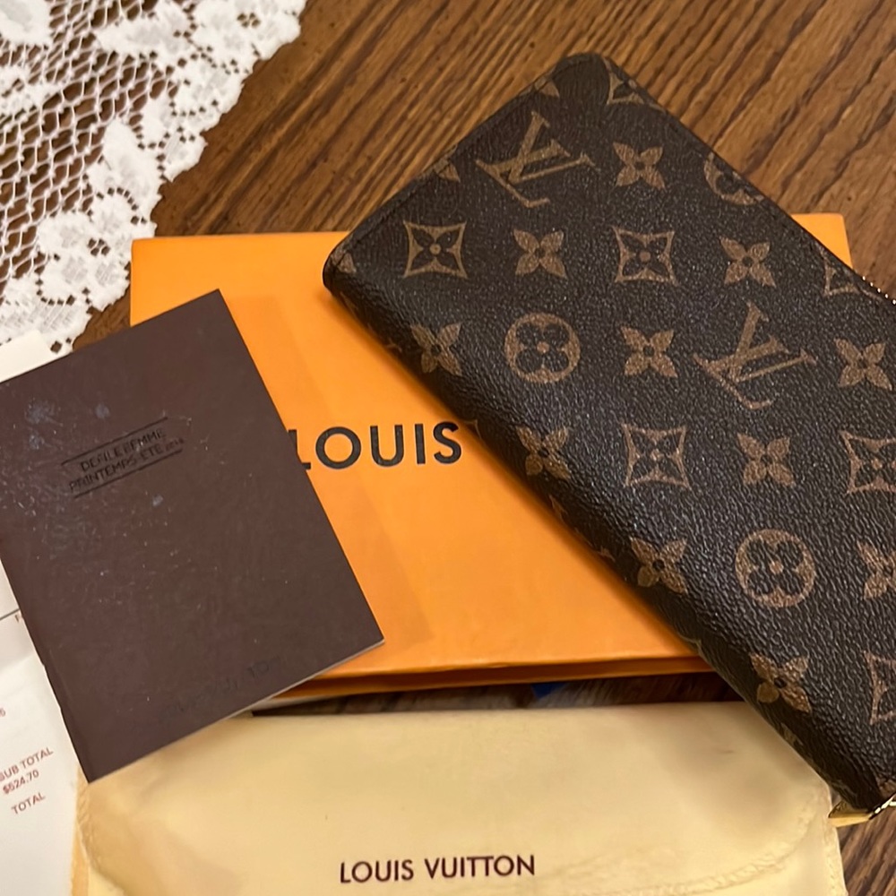 Louis Vuitton Zipper Wallet